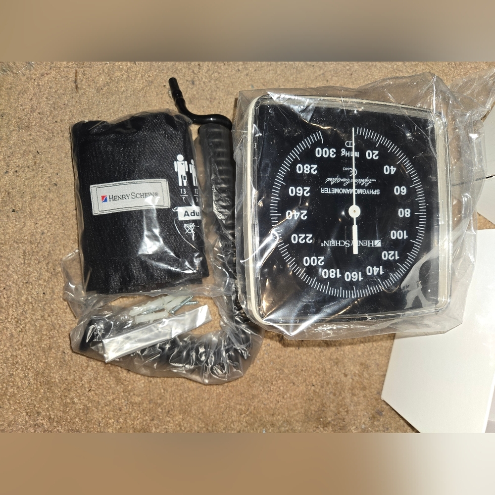 SHEIN Black Sphygmomanometer with Clear Dial